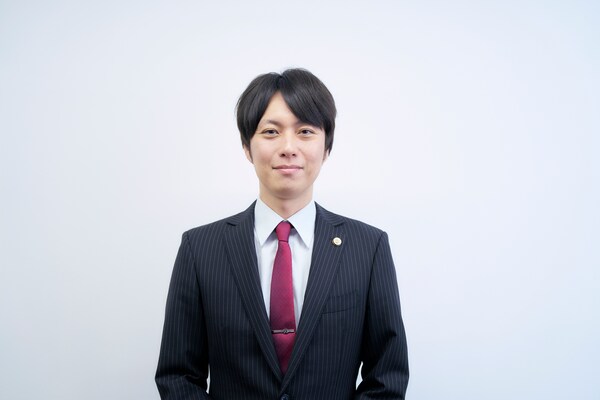 柴﨑 拓己弁護士のインタビュー写真