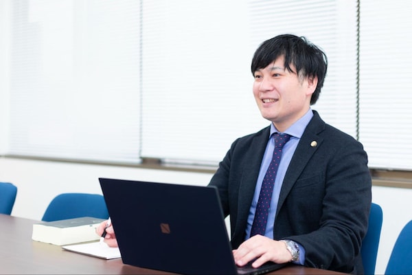三宅 遼太郎弁護士のインタビュー写真