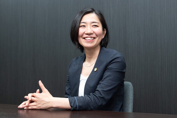 吉田 麻衣弁護士のインタビュー写真