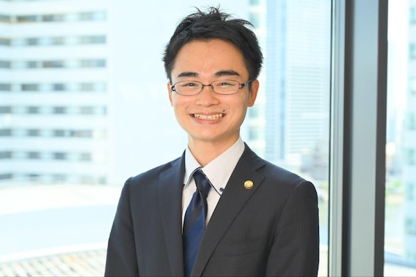 日野 卓郎弁護士のインタビュー写真