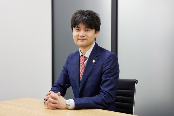 丸野 悟史弁護士のインタビュー写真