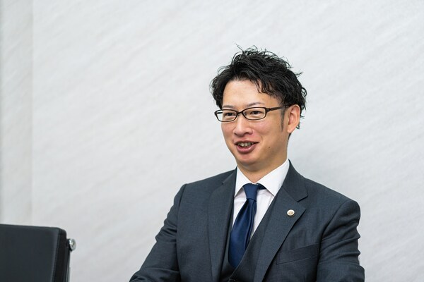 秀﨑 康男弁護士のインタビュー写真